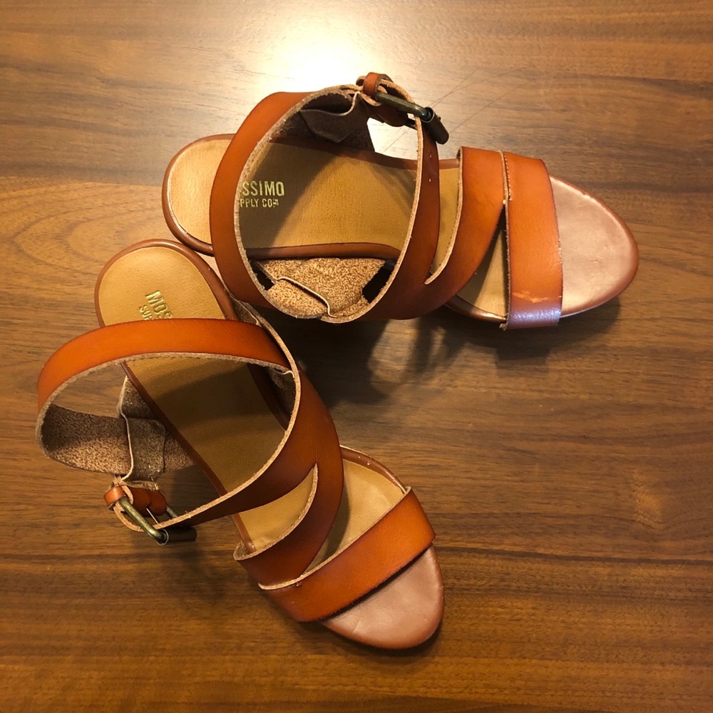 Cross strap wedged Sandals